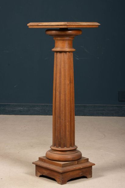 Colonne de présentation en noyer cannelé,...