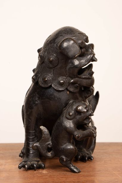 Chien de Fô et son petit, en bronze patiné,...