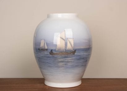 ROYAL COPENHAGUE 
Grand vase en porcelaine...
