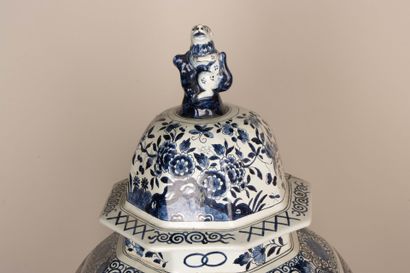 DELFT XIX°
Important pot couvert en faïence...