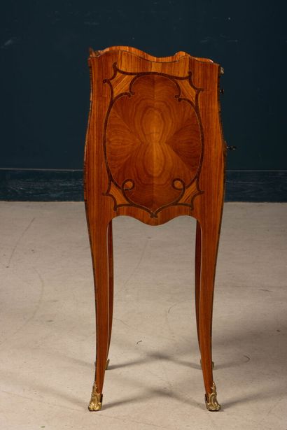 Table de salon galbée et marquetée de bois...
