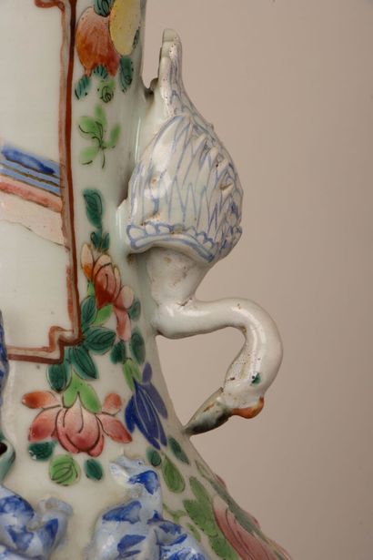 Vase en porcelaine de Canton à émaux polychrome...