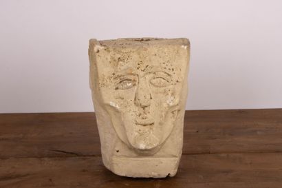 Importante pierre taillée à décor de visage...