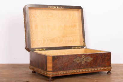 Coffret en placage de loupe souligné d'une...