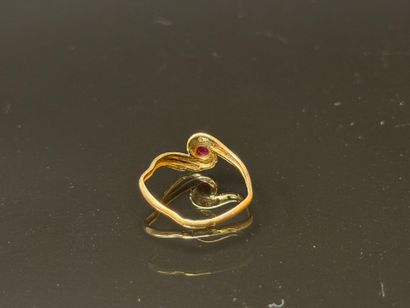Gold ring set with a red stone.
750°/00 gold.
TDD...