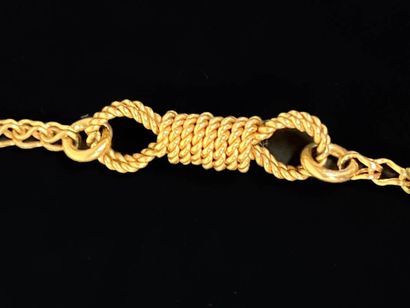 Long necklace in gold and garnet.
750°/00...