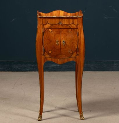 Table de salon galbée et marquetée de bois...