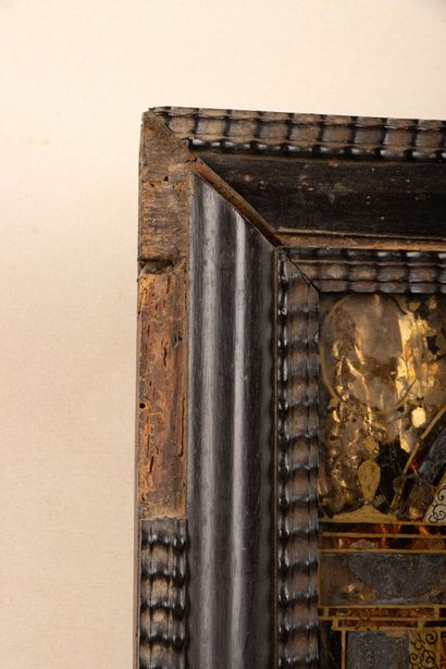Cadre reliquaire en verre églomisé d'arcature...