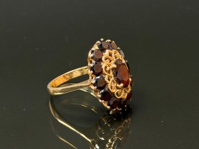 Daisy ring in gold and garnets.
750°/00 gold
TDD...