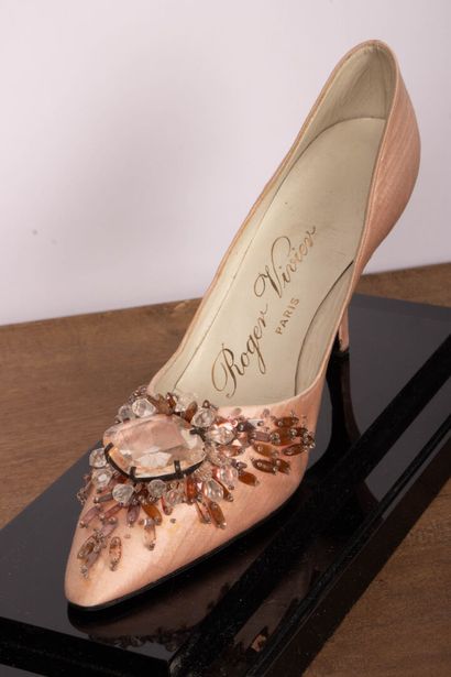Escarpin Roger Vivier en satin rose, brodé.
Sous...