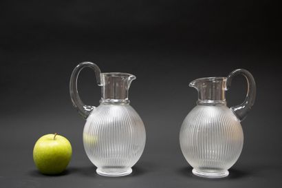 LALIQUE modèle Langeais
Paire de pichets...