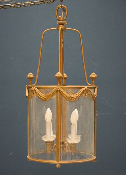 Lanterne en bronze, laiton et verre à décor...