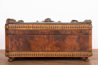 Coffret en placage de loupe souligné d'une...