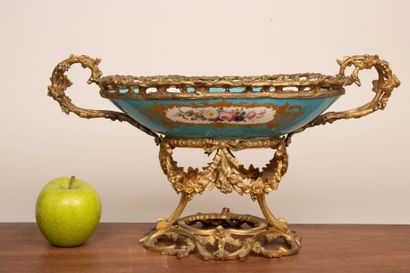 Coupe en porcelaine à décor de scène galante...