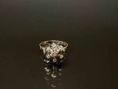 White gold ring set with rose-cut diamonds.
750°/00...