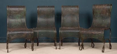 Suite de quatre larges chaises en métal et...