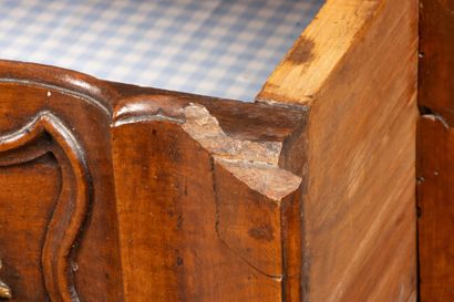 Commode à façade arbalète en noyer mouluré,...