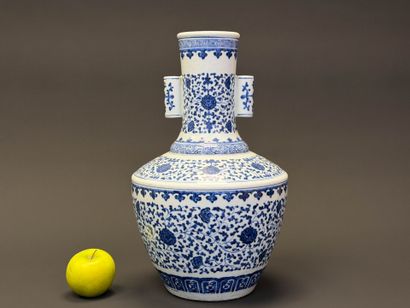 CHINE 
Vase de forme Hu en porcelaine à décor...