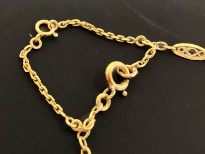 Gold necklace with butterfly design.
750°/00...