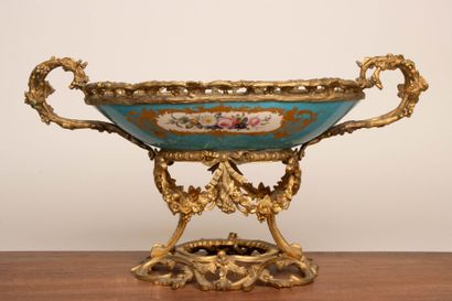 Coupe en porcelaine à décor de scène galante...