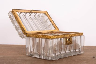Coffret en cristal moulé, monture en bronze...