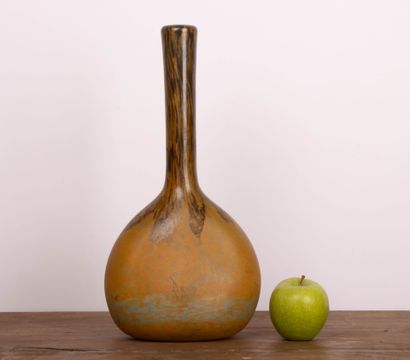 DAUM Nancy
Grand vase à long col en verre...