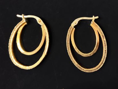 Pair of gold earrings with two amatized hoops.
750°/00...