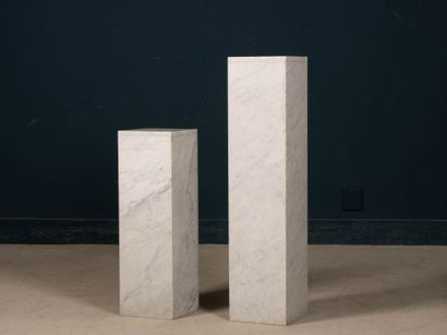 Deux colonnes support en placage de marbre.
Années...