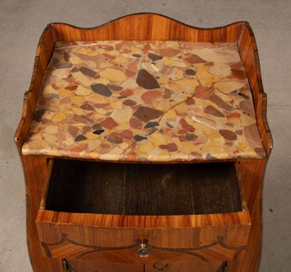 Table de salon galbée et marquetée de bois...