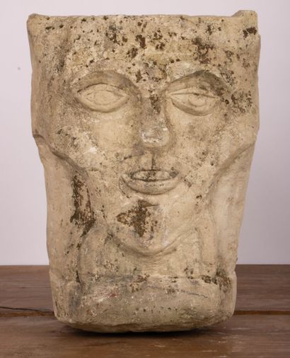 Importante pierre taillée à décor de visage...