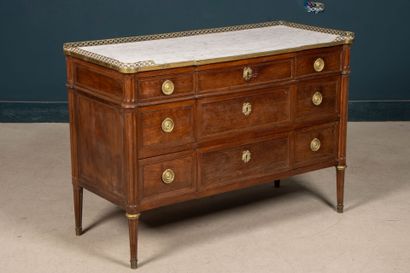 Commode en placage d'acajou à léger ressaut...