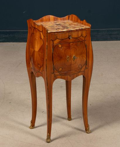 Table de salon galbée et marquetée de bois...
