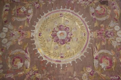 AUBUSSON Grand tapis tissé à décor de rosace...