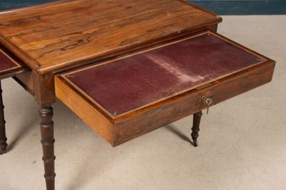 Bureau plat en placage de palissandre, pieds...