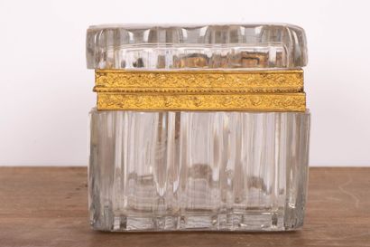 Coffret en cristal moulé, monture en bronze...