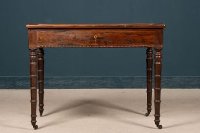 Bureau plat en placage de palissandre, pieds...