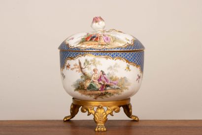 MEISSEN.
Pot couvert en porcelaine ornée...