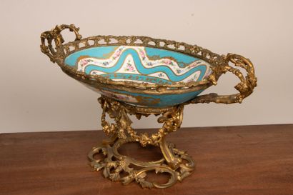 Coupe en porcelaine à décor de scène galante...