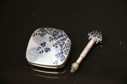 BOUCHERON Paris
Rare briquet à mèche en argent...