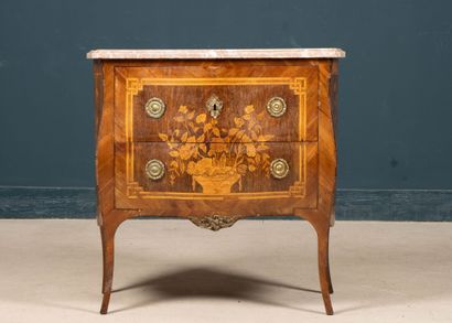 Petite commode ventrue marquetée de fleurs,...