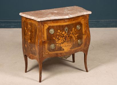 Petite commode ventrue marquetée de fleurs,...