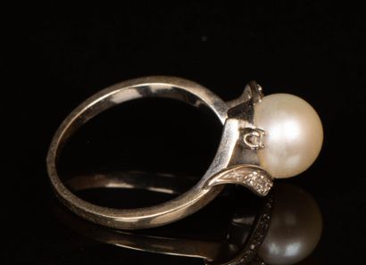 White gold ring set with a cultured pearl...