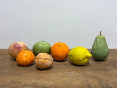 Collection de sept fruits en albâtre sculpté...