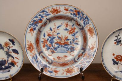 CHINE. 
Large coupelle circulaire en porcelaine...