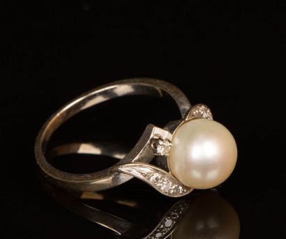 White gold ring set with a cultured pearl...