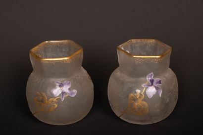 DAUM attribué à 
Paire de petits vases en...