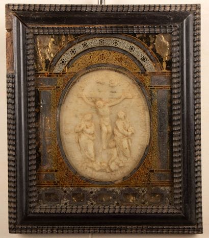 Cadre reliquaire en verre églomisé d'arcature...