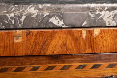 Secrétaire droit en marqueterie de bois de...