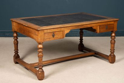 Bureau plat en noyer, quatre pieds balustres...