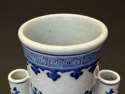 CHINE 
Vase de forme Hu en porcelaine à décor...